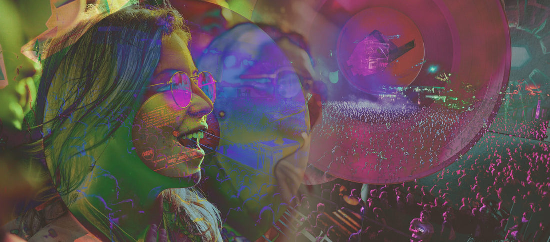 תמונה אמנותית של אישה מחייכת עונדת אטמי אוזניים להופעות עם משקפי שמש ושיער צבעוני, משולבת עם סצנת קהל במסיבה צבעונית. היא משדרת אווירה של חגיגה ושמחה בפסטיבל